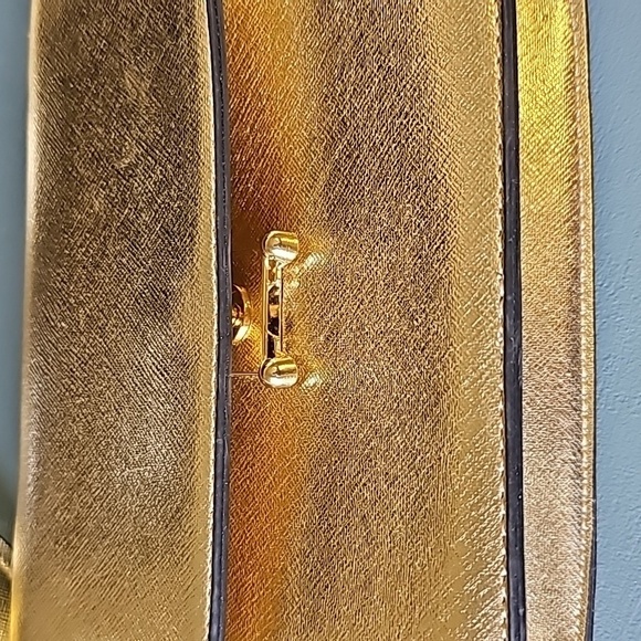 Justeab gold purse. Shoulder strap. Excellent, clean condition.‎  Wide st… - Picture 3 of 10